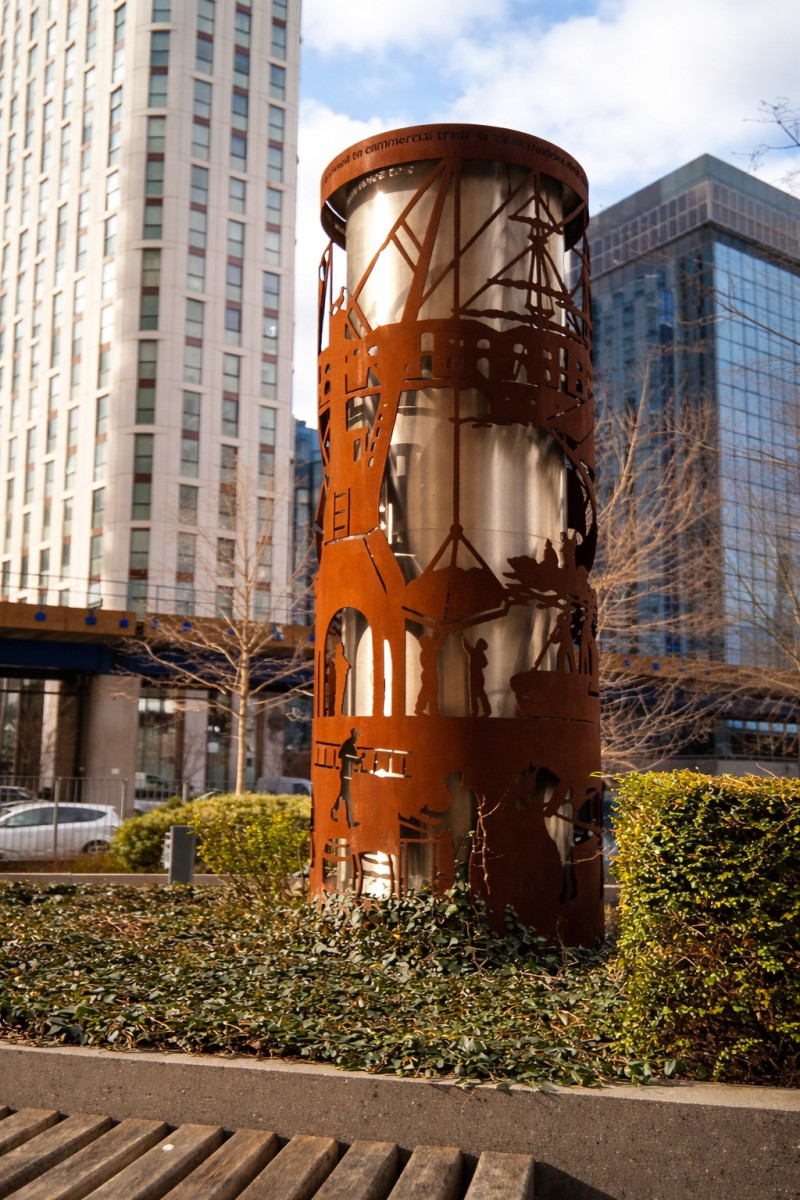 Urban-art-sculpture-in-public-plaza